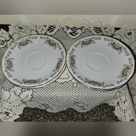 Set of 4 Lotus teacups and saucer set - Picture 5 of 10